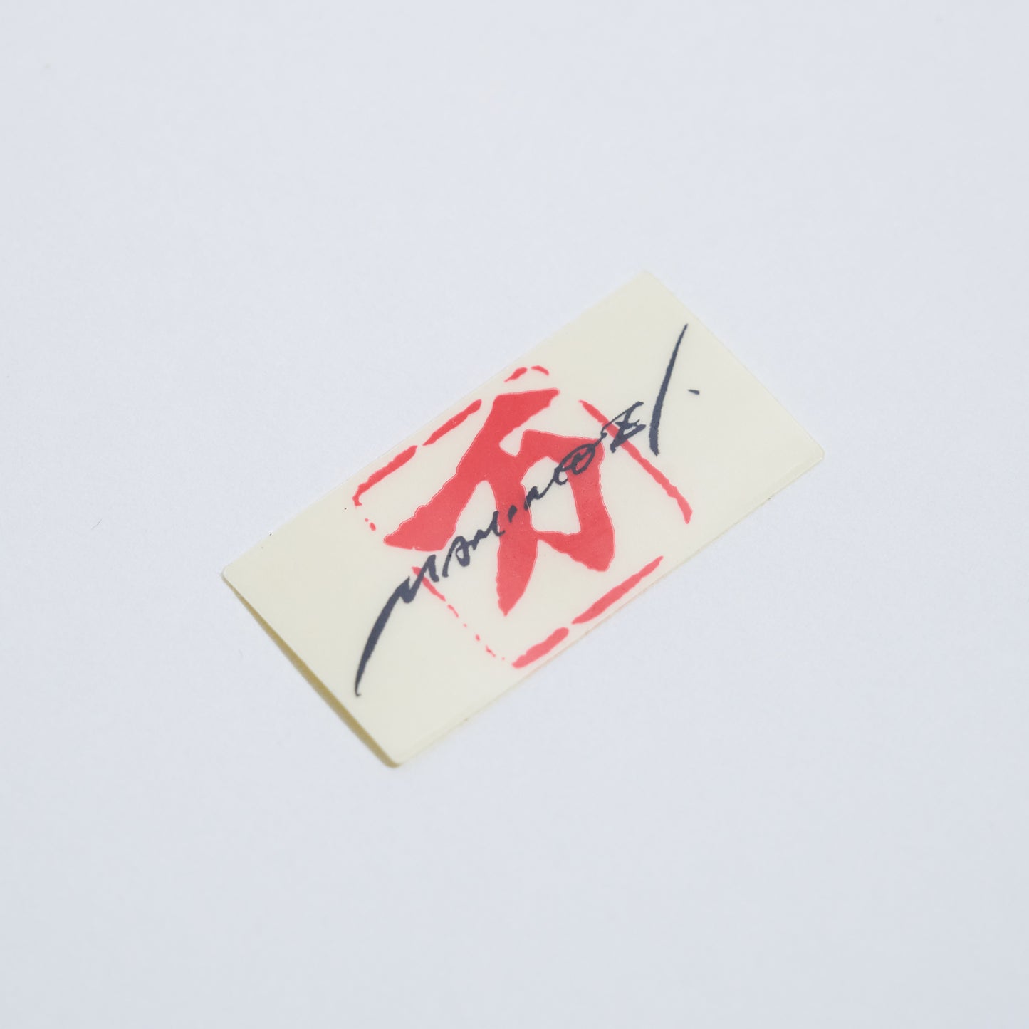 万 / MAMIMOZI【ステッカー】赤(透明)